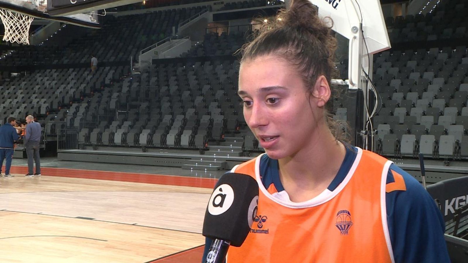 Entrevista a la jugadora del València Basket Raquel Carrera