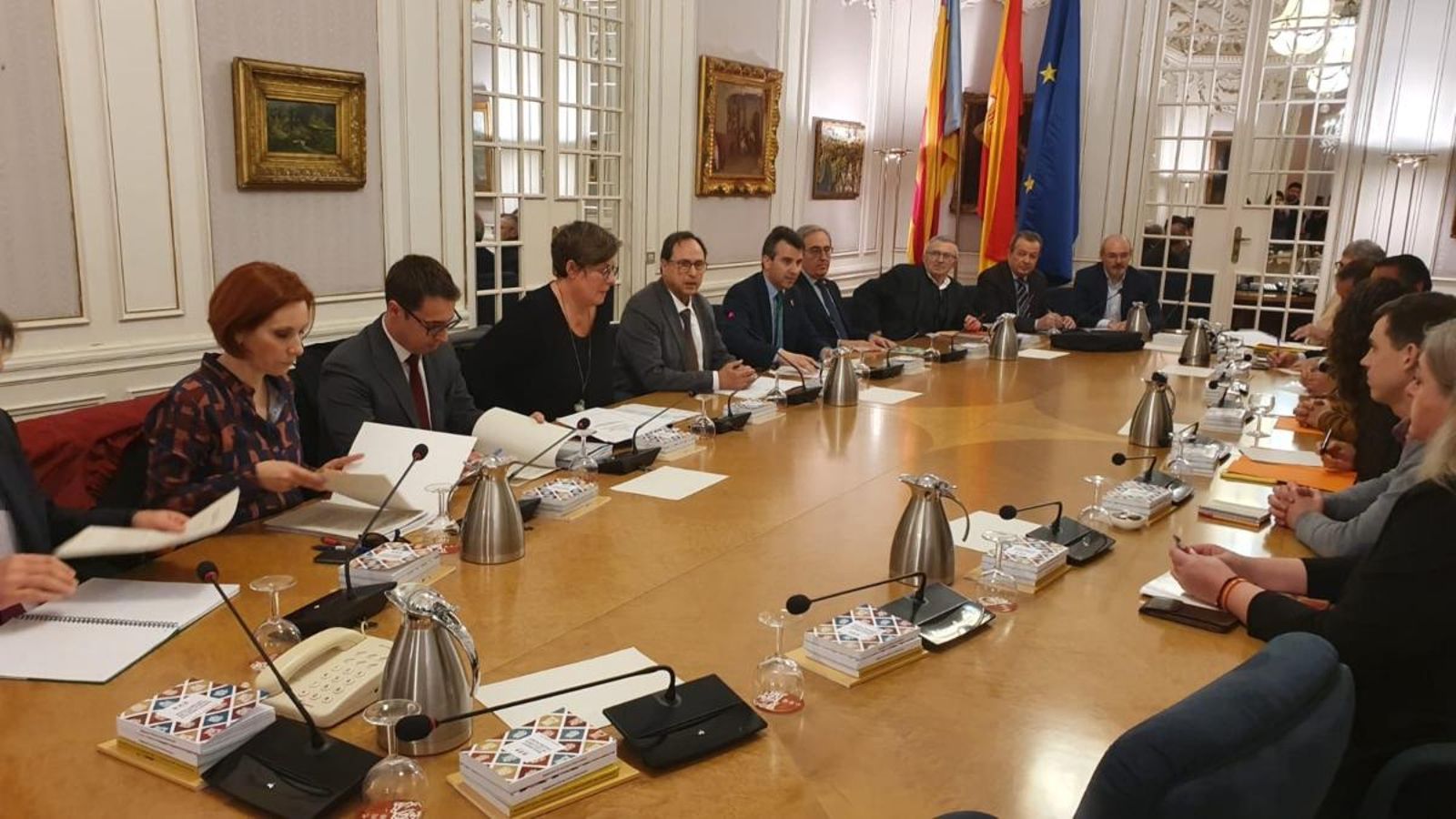 Imatge de portada: la reunió de la comissió mixta entre els grups de les Corts i el Consell