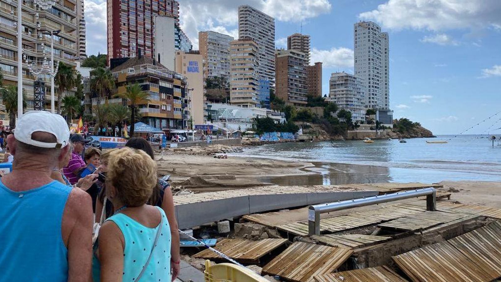 Estat en què han quedat alguns xiringuitos a la platja de Benidorm