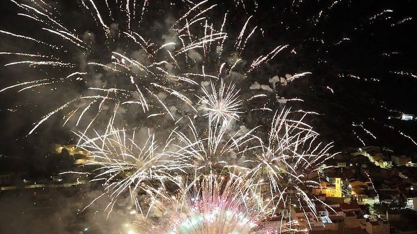 Imatge d'un castell de focs artificials disparat per Pirotècnia Valenciana