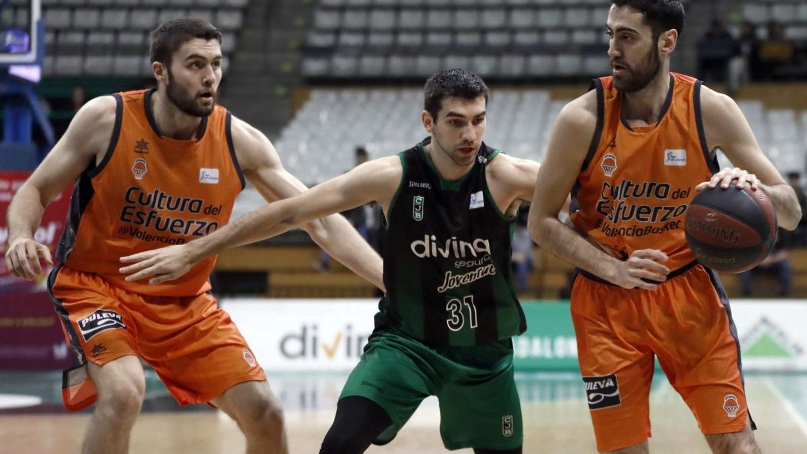 Sastre i Tobey intenten avançar amb el baló Sastre i Tobey intenten avançar amb el baló