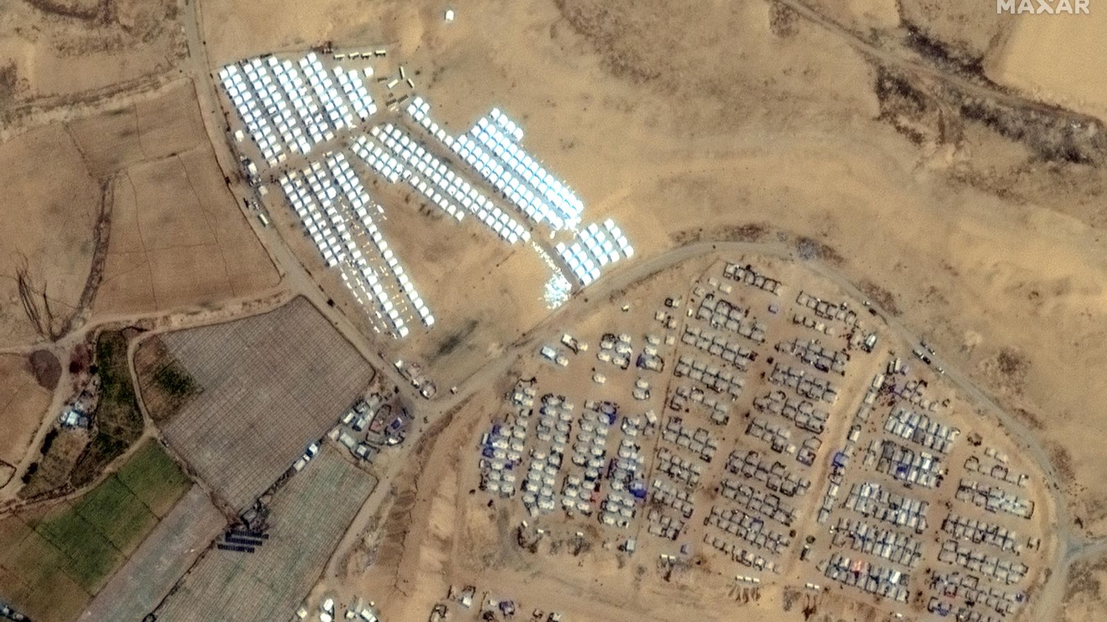 Imatges de satèl·lit mostren l'expansió dels assentaments humans a Rafah (envelats en blanc), que acull milió i mig de palestins desplaçats Imatges de satèl·lit mostren l'expansió dels assentaments humans a Rafah (envelats en blanc), que acull milió i mig de palestins desplaçats