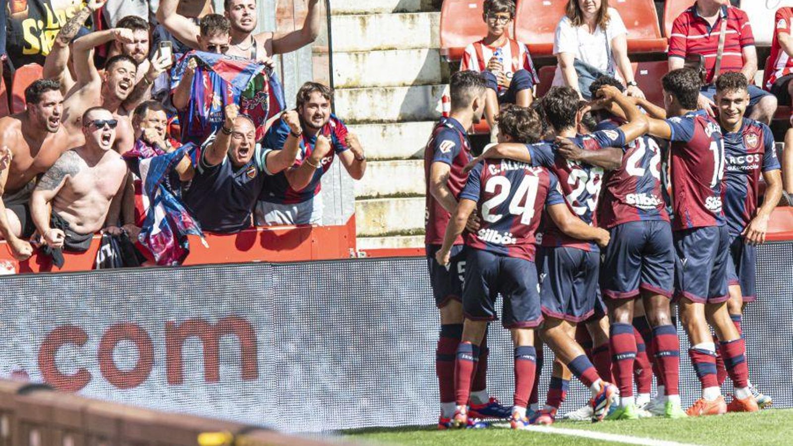 Els jugadors del Llevant celebren un dels gols