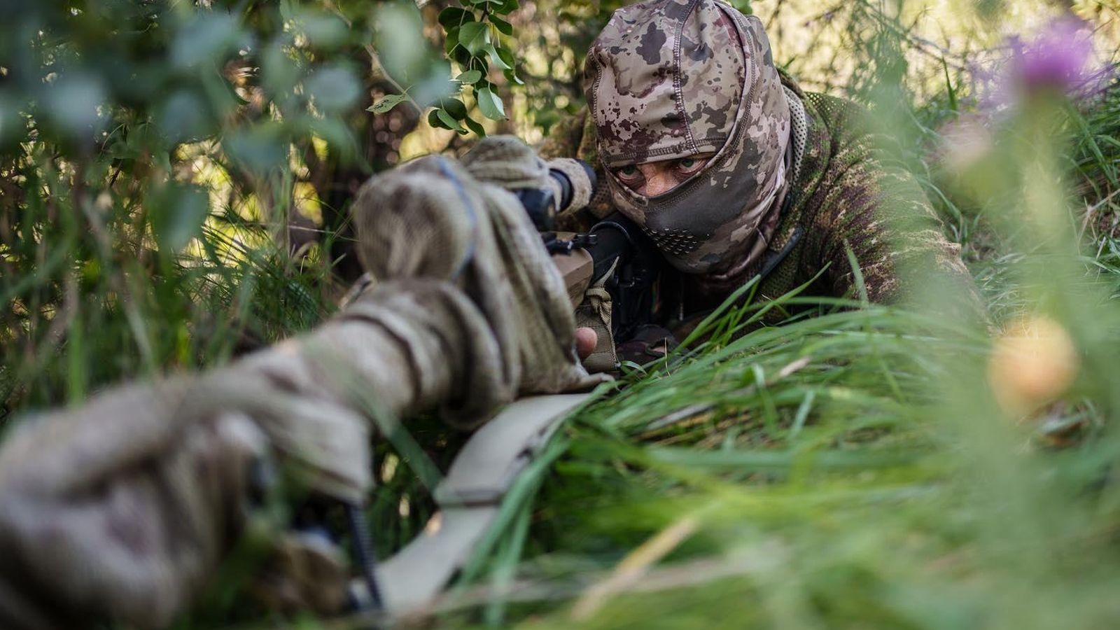 Un soldat ucraïnés camuflat