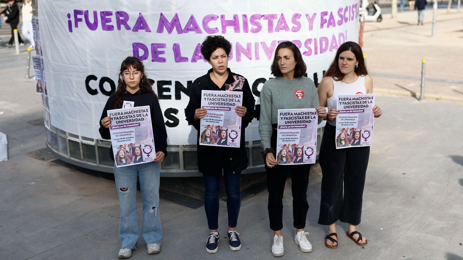 Algunes de les estudiants que s'han concentrat aquest divendres per a reclamar a la Complutense que deixe de col·laborar amb el col·legi major on van tindre lloc els crits masclistes