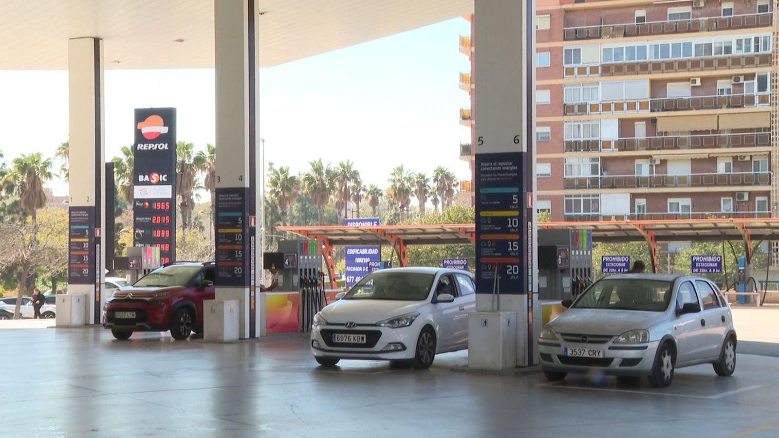 Conductors omplin el depòsit en una gasolinera