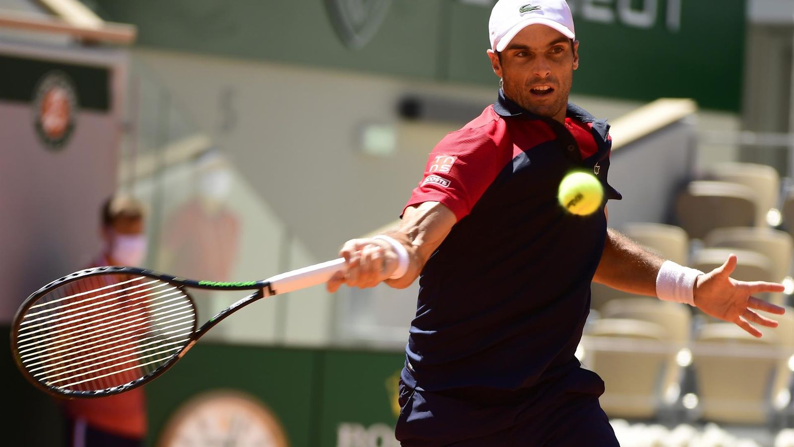 Andújar colpeja una pilota en el partit contra Thiem