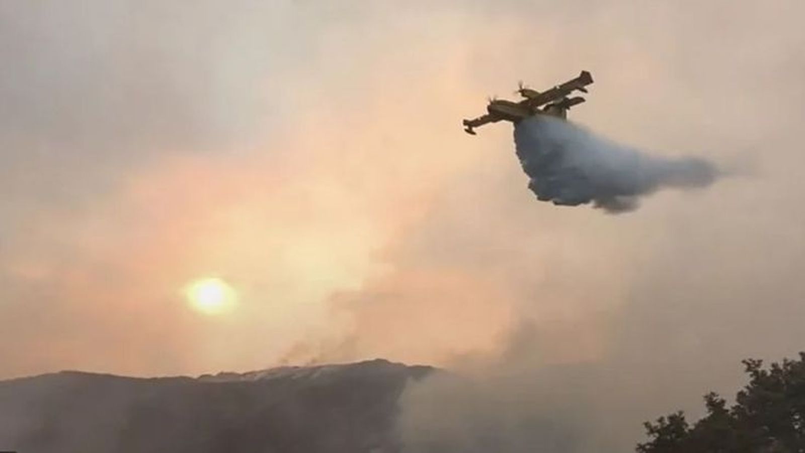 Un hidroavió descarrega aigua en l'incendi forestal de Porto (Zamora). EFE/Ministeri de Defensa