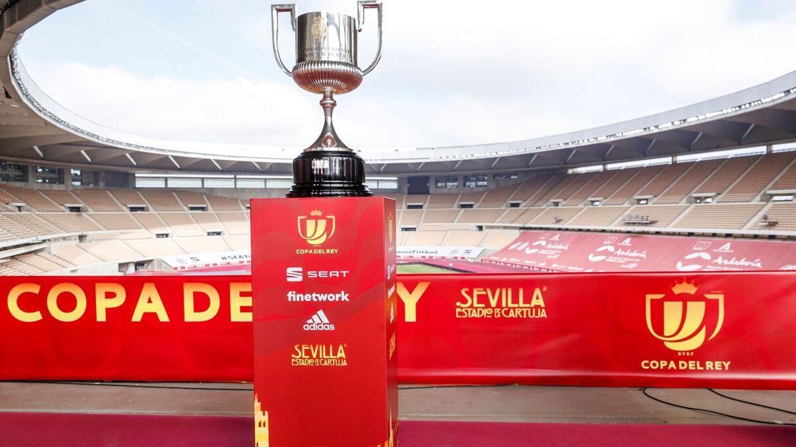 Estadi de la Cartuja amb la Copa del Rei