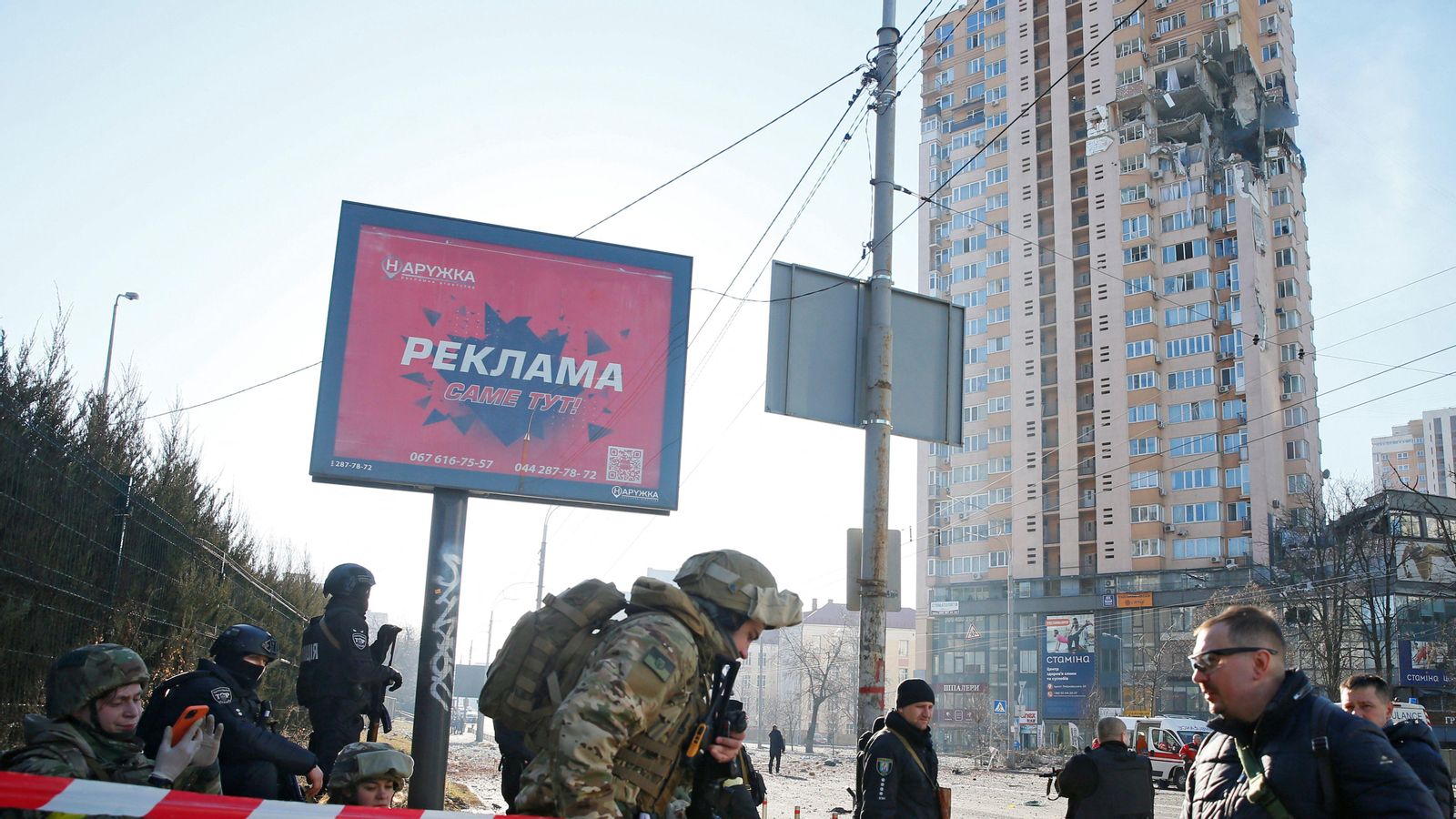 Soldats ucraïnesos prop d'un bloc d'apartaments on ha impactat un projectil rus Soldats ucraïnesos prop d'un bloc d'apartaments on ha impactat un projectil rus