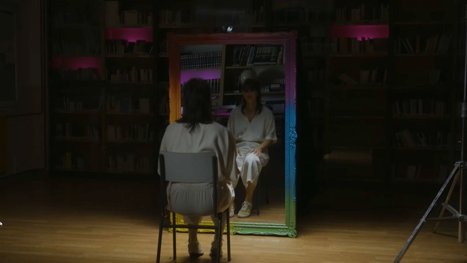 "Espills a les aules", la iniciativa de LAMBDA amb els professors LGTBIQA+