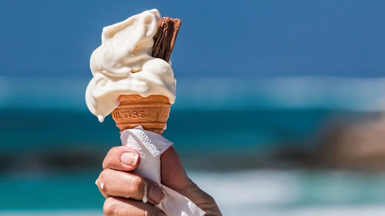 Un gelat es desfà a causa de la calor