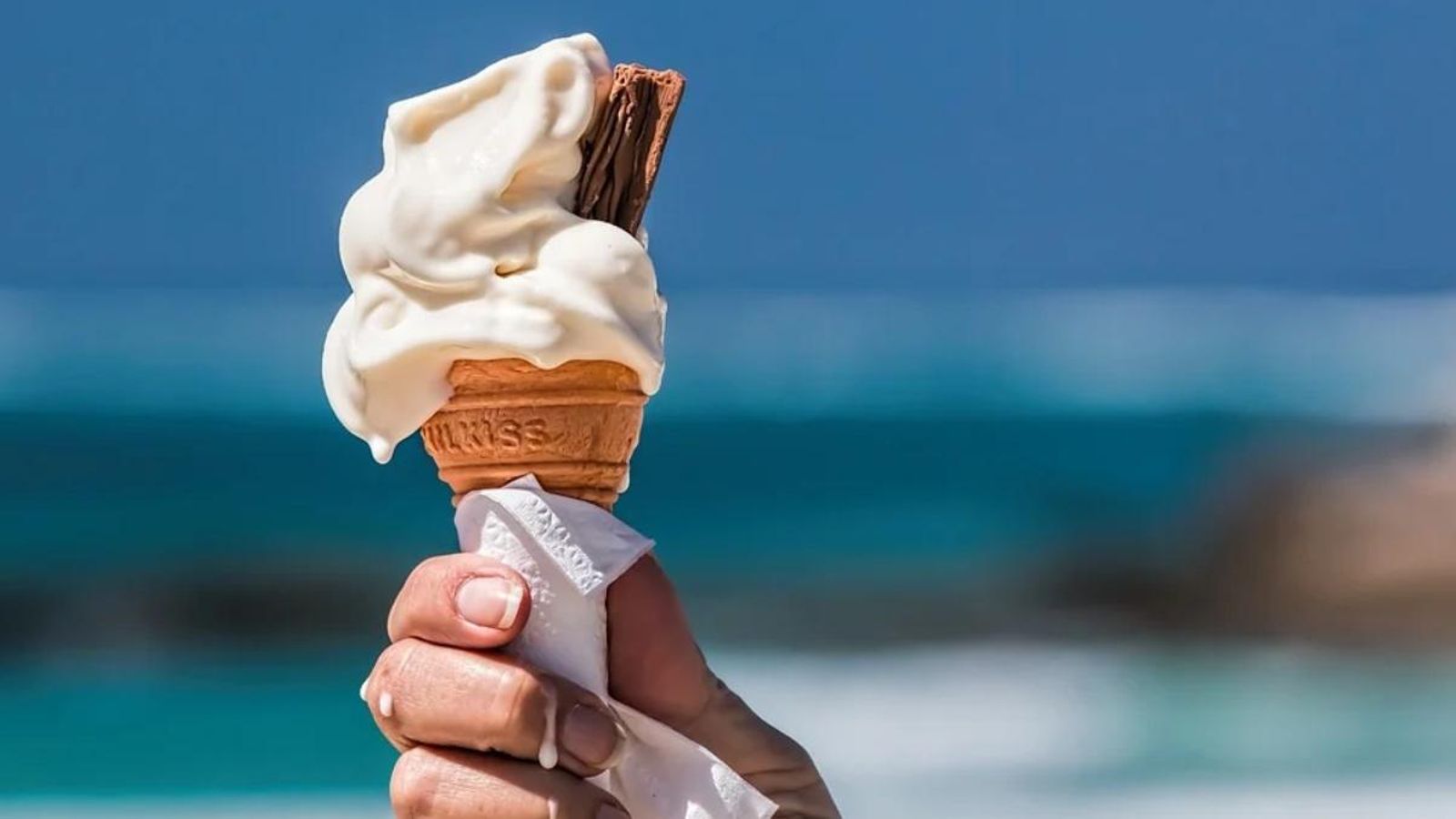 Un gelat es desfà a causa de la calor