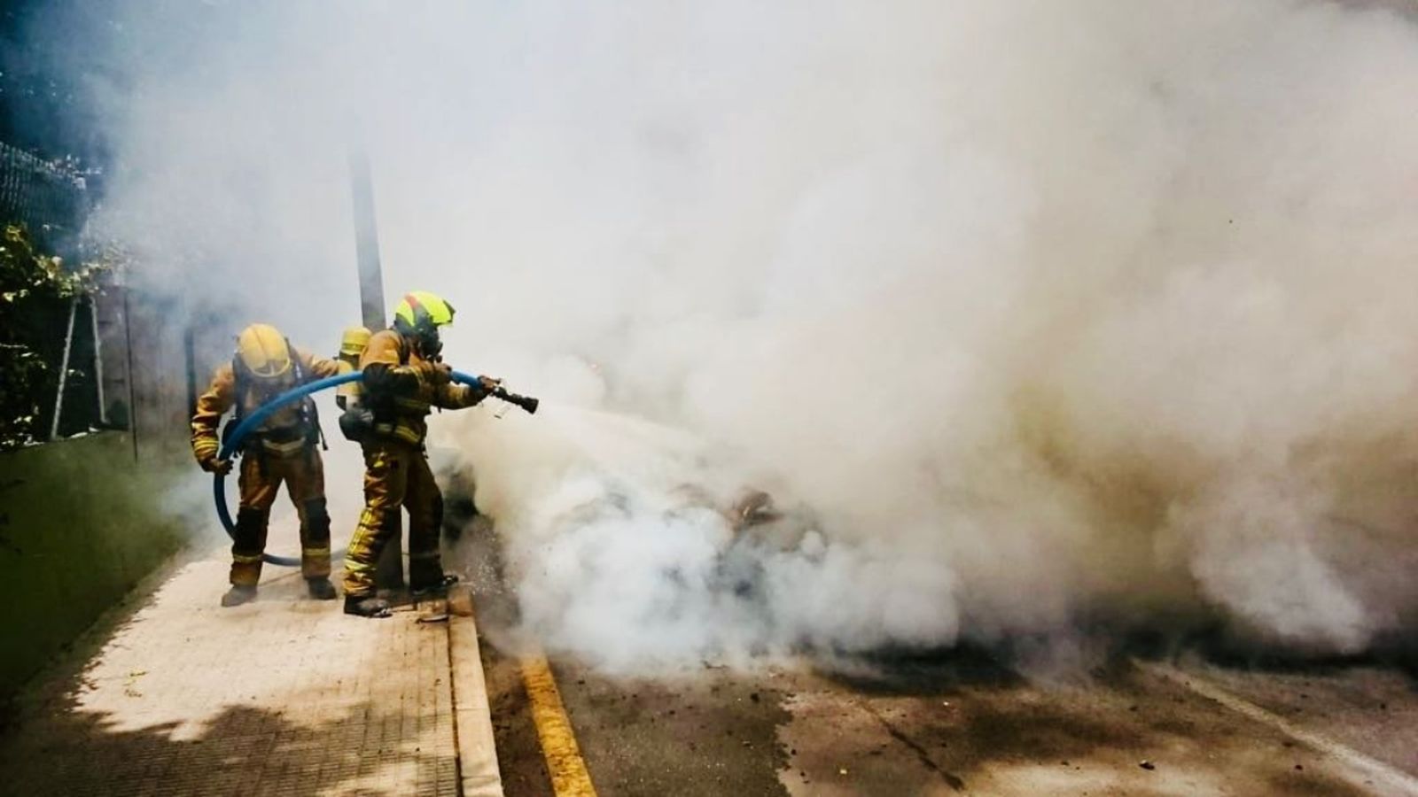 La ràpida intervenció dels bombers ha evitat la propagació del foc a altres vehicles.
