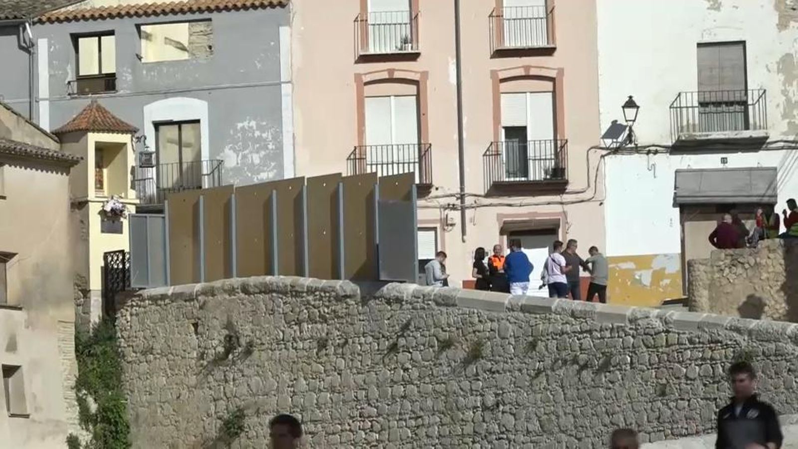 Col·loquen tanques protectores en el pont per al bou amb corda a Ontinyent