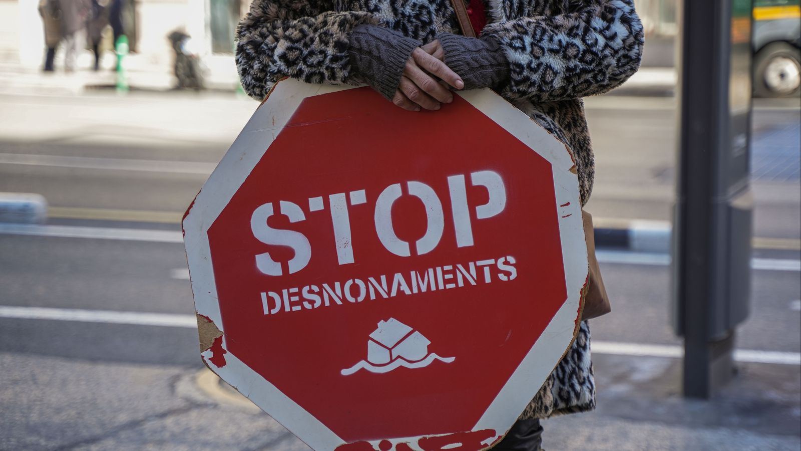 Una persona subjecta un cartell de 'Stop desnonamients' durant una concentració a València en una imatge d'arxiu