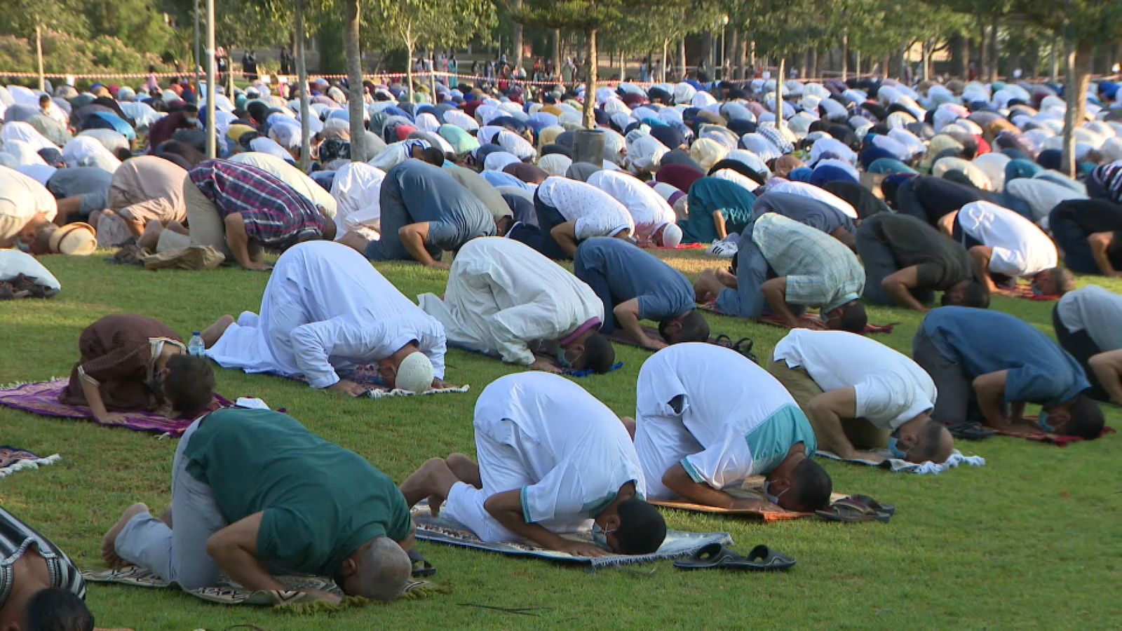 Centenars de creients musulmans resen a un parc d'Alacant