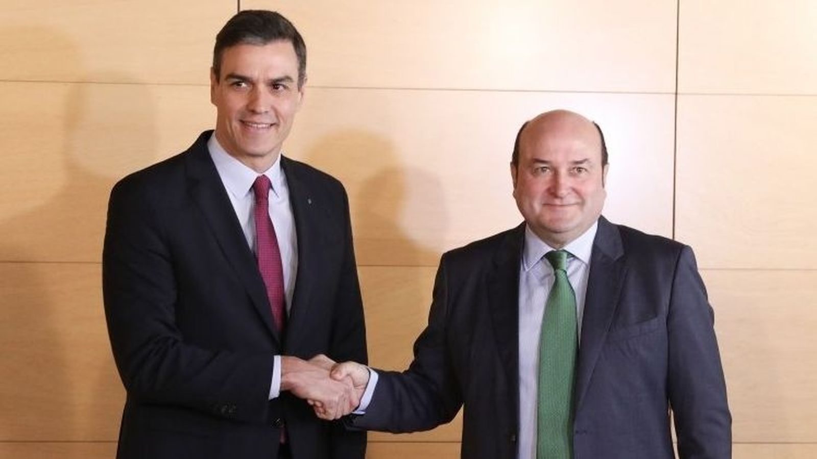 El president Sánchez i el líder del PNV, Andoni Ortuzar, durant la signatura de l'acord d'investidura del 2021