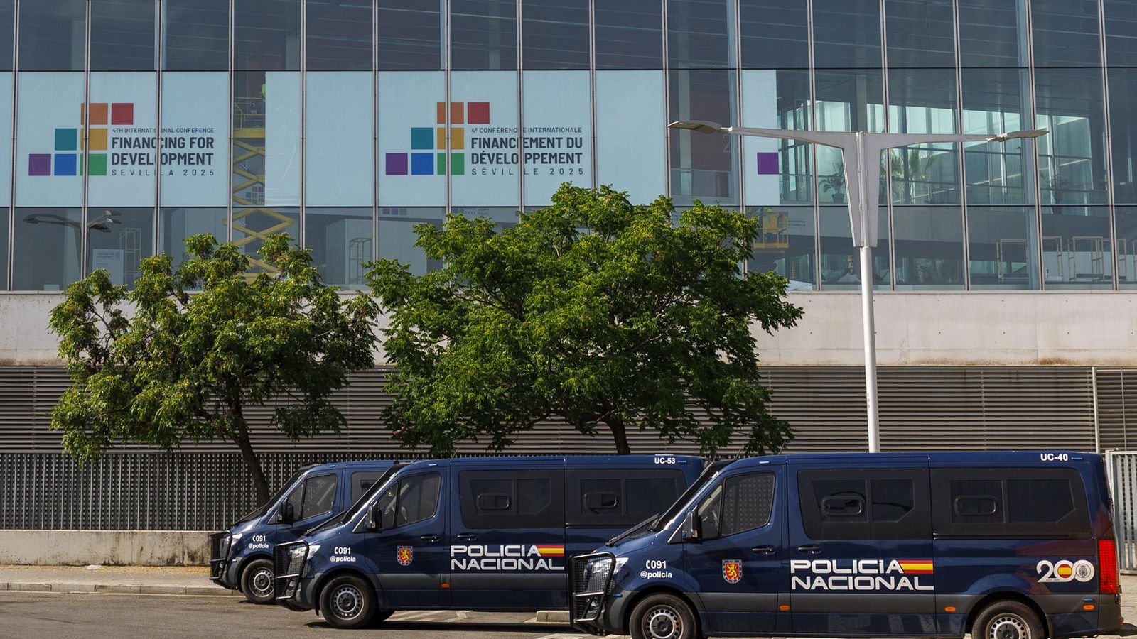 Furgons de la Policia Nacional al costat del Palau de Congressos FIBES de Sevilla