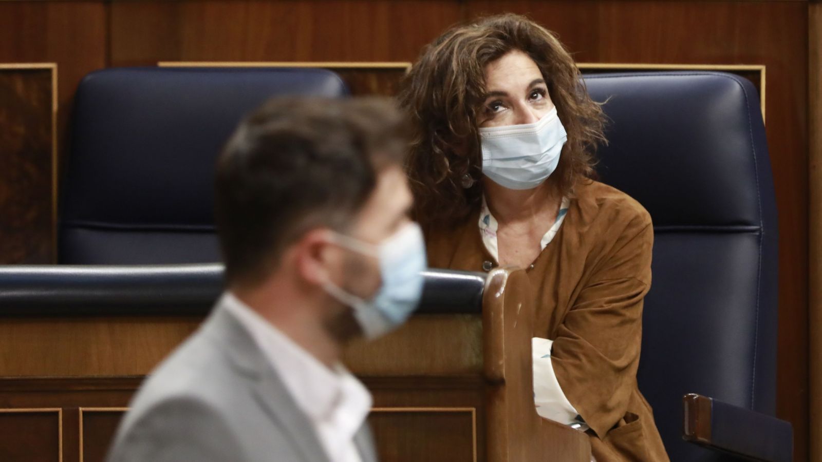 El portaveu parlamentari d'ERC, Gabriel Rufián, passa al costat de la ministra d'Hisenda, María Jesús Montero