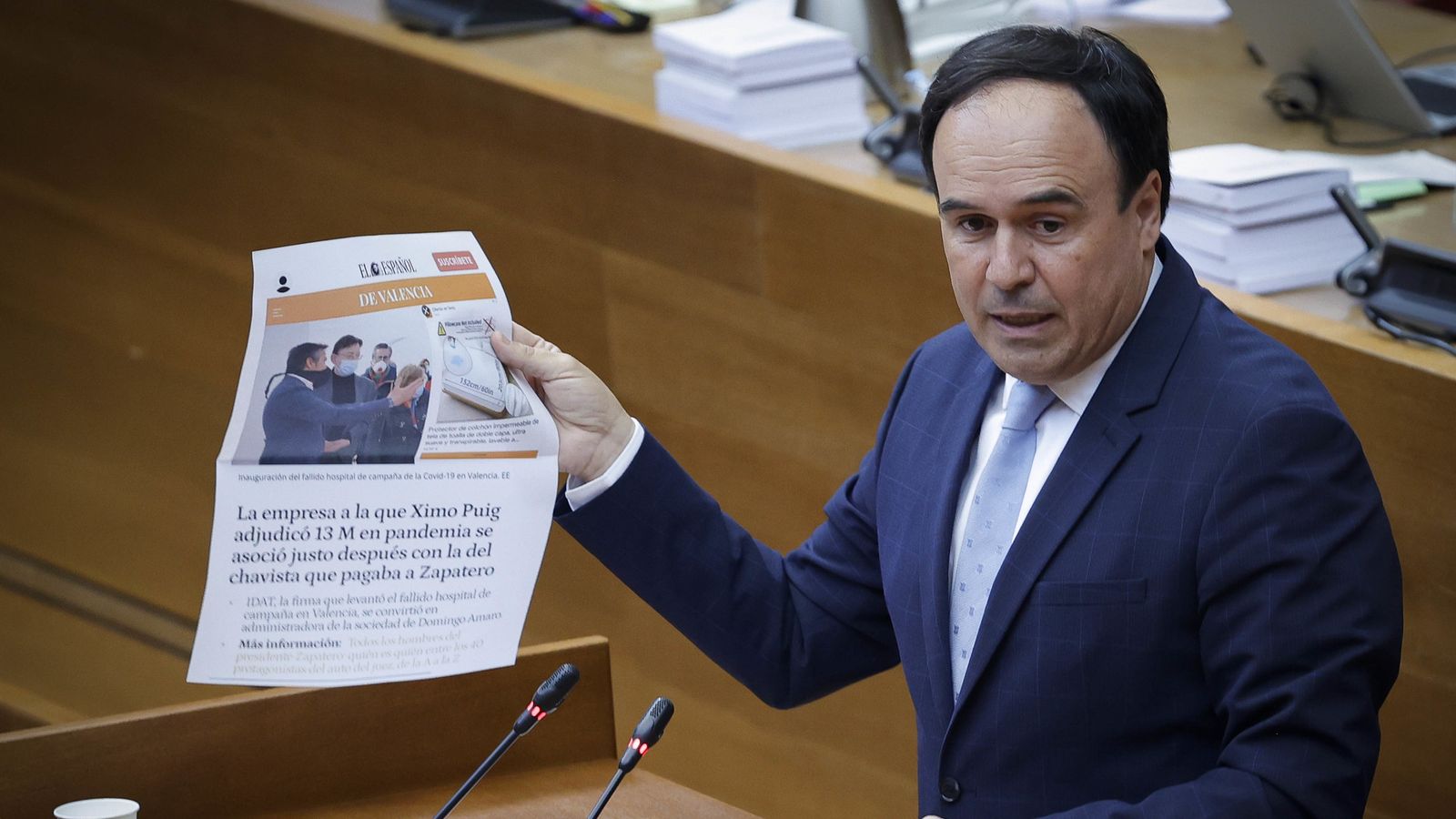 Llorca exhibix un dels retalls de premsa en què basa les acusacions al govern de l'antecessor Ximo Puig