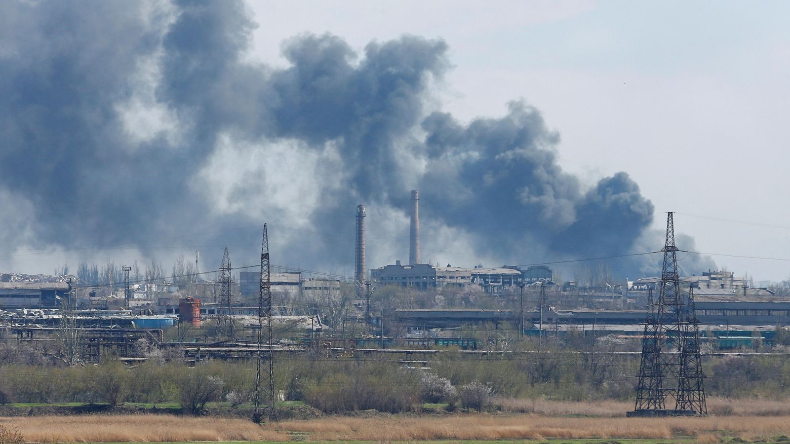 Un fumeral emergeix de la planta d'acer d'Azovstal, a Mariúpol