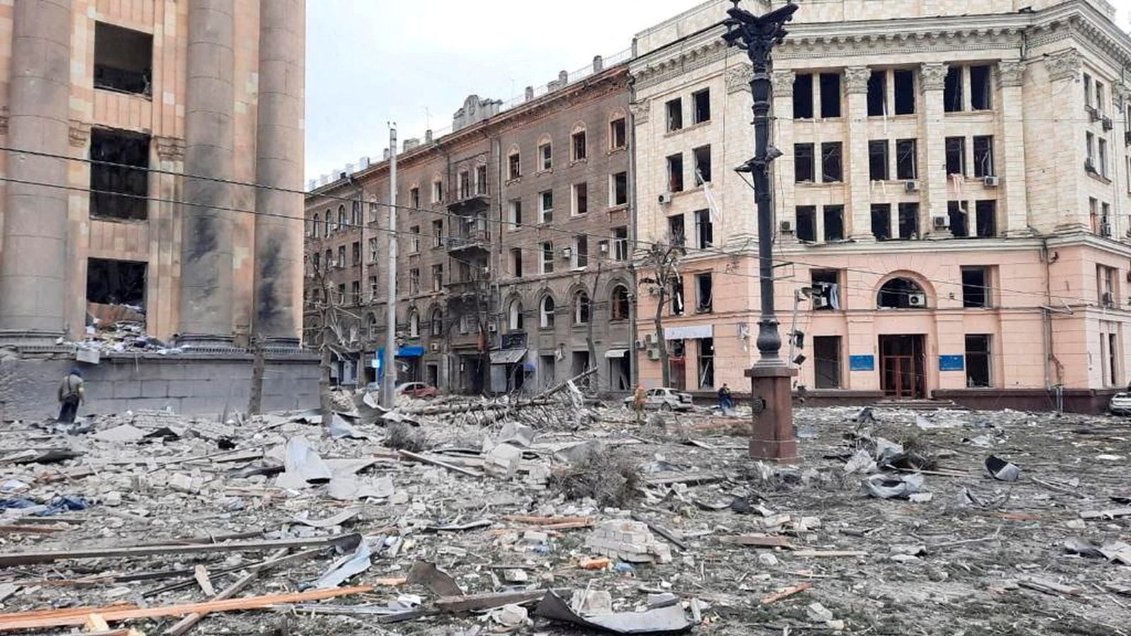 En imatge, la destrucció presumptament causada per un míssil rus a un edifici de l'administració de Khàrkiv, la segona ciutat d'Ucraïna
