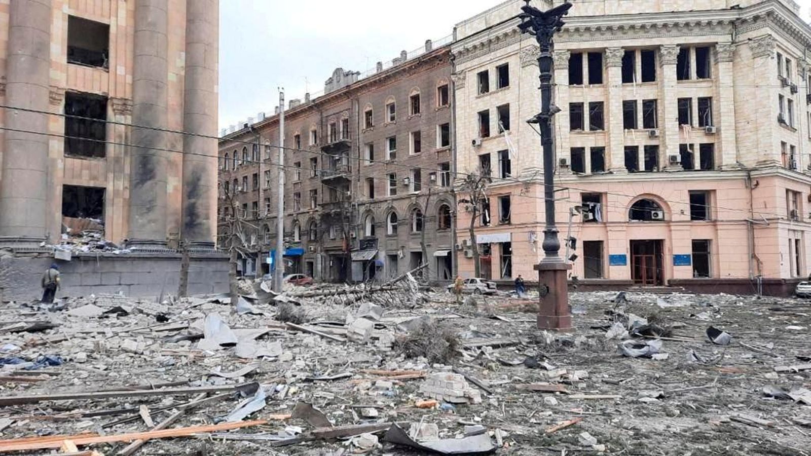 En imatge, la destrucció presumptament causada per un míssil rus a un edifici de l'administració de Khàrkiv, la segona ciutat d'Ucraïna En imatge, la destrucció presumptament causada per un míssil rus a un edifici de l'administració de Khàrkiv, la segona ciutat d'Ucraïna