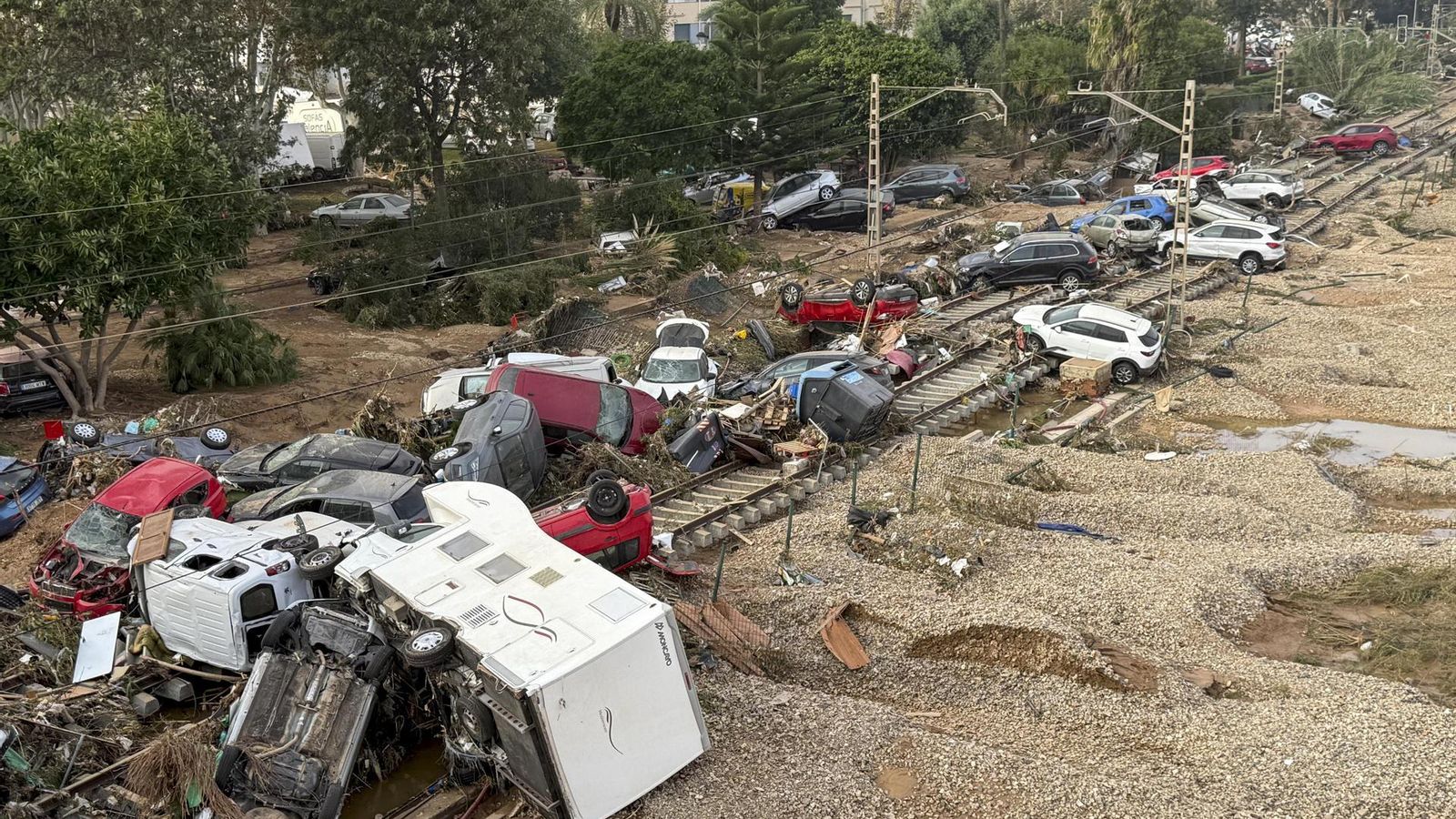 Diversos cotxes amuntegats en les vies de tren a Alfafar
