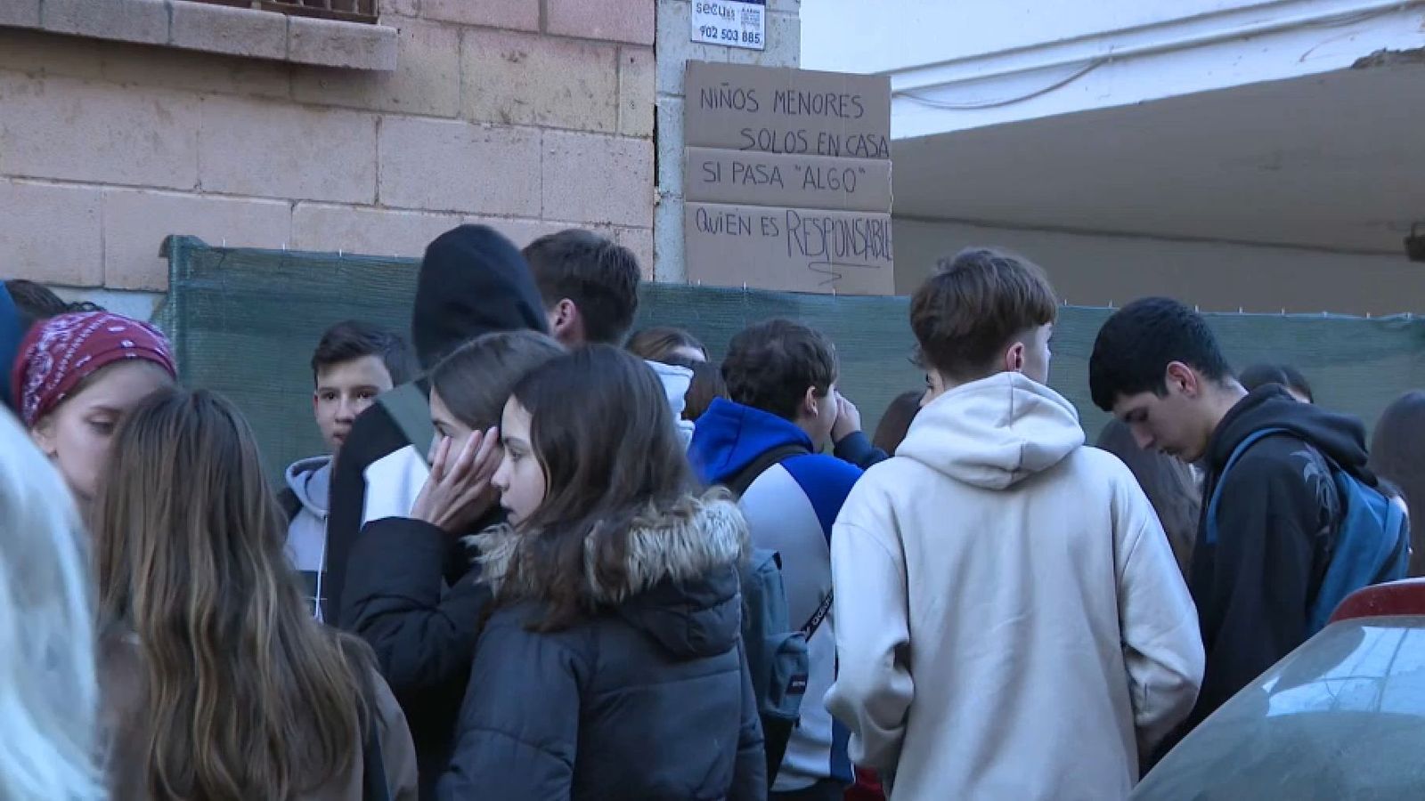 Part de l'alumnat de l'institut Berenguer Dalmau de Catarroja es concentrava este dilluns a les portes del centre