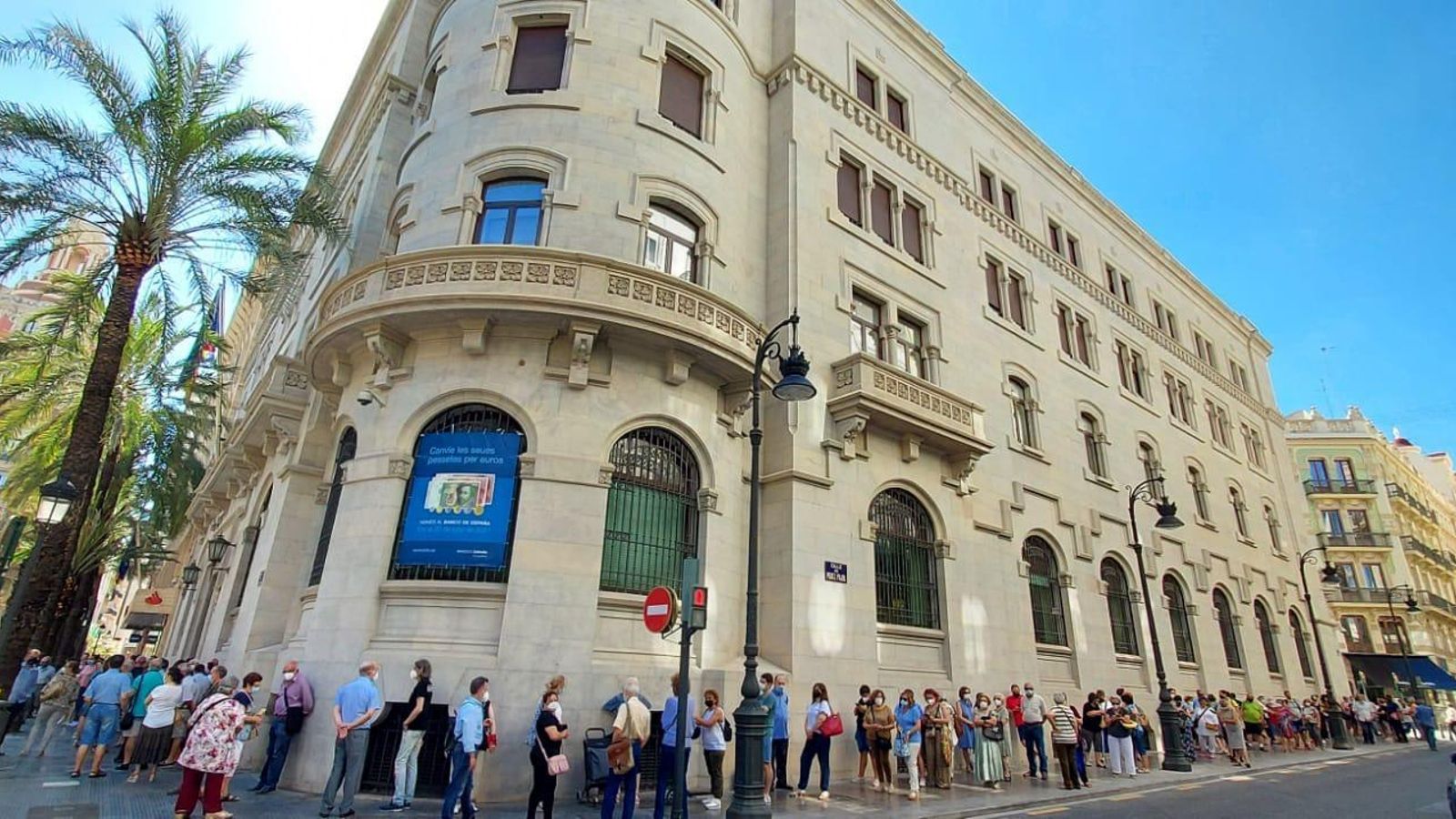 Cua a la sucursal del Banc d'Espanya de València per a canviar les pessetes per euros
