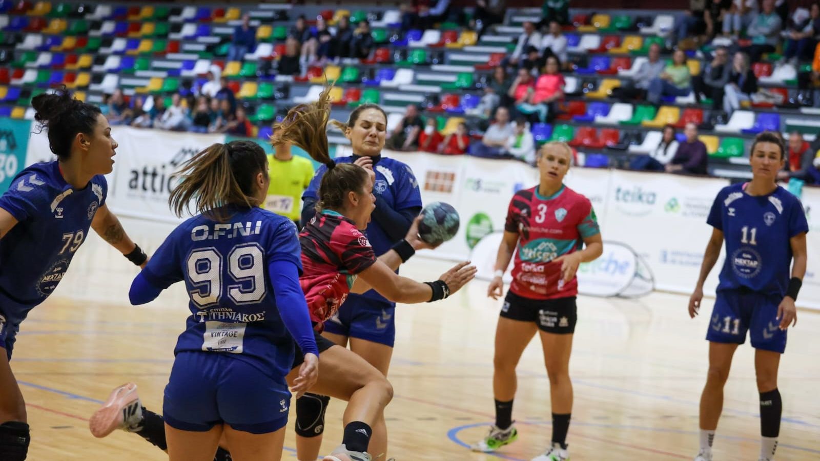 Les jugadores dels dos equips, abans del primer dels dos partits a Elx