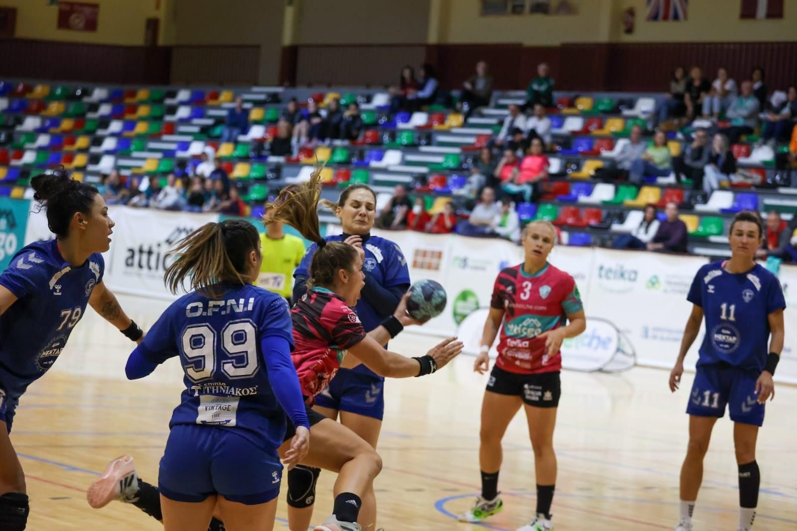 Una acció del primer dels dos partits de l'eliminatòria europea que es disputarà a Elx Les jugadores dels dos equips, abans del primer dels dos partits a Elx