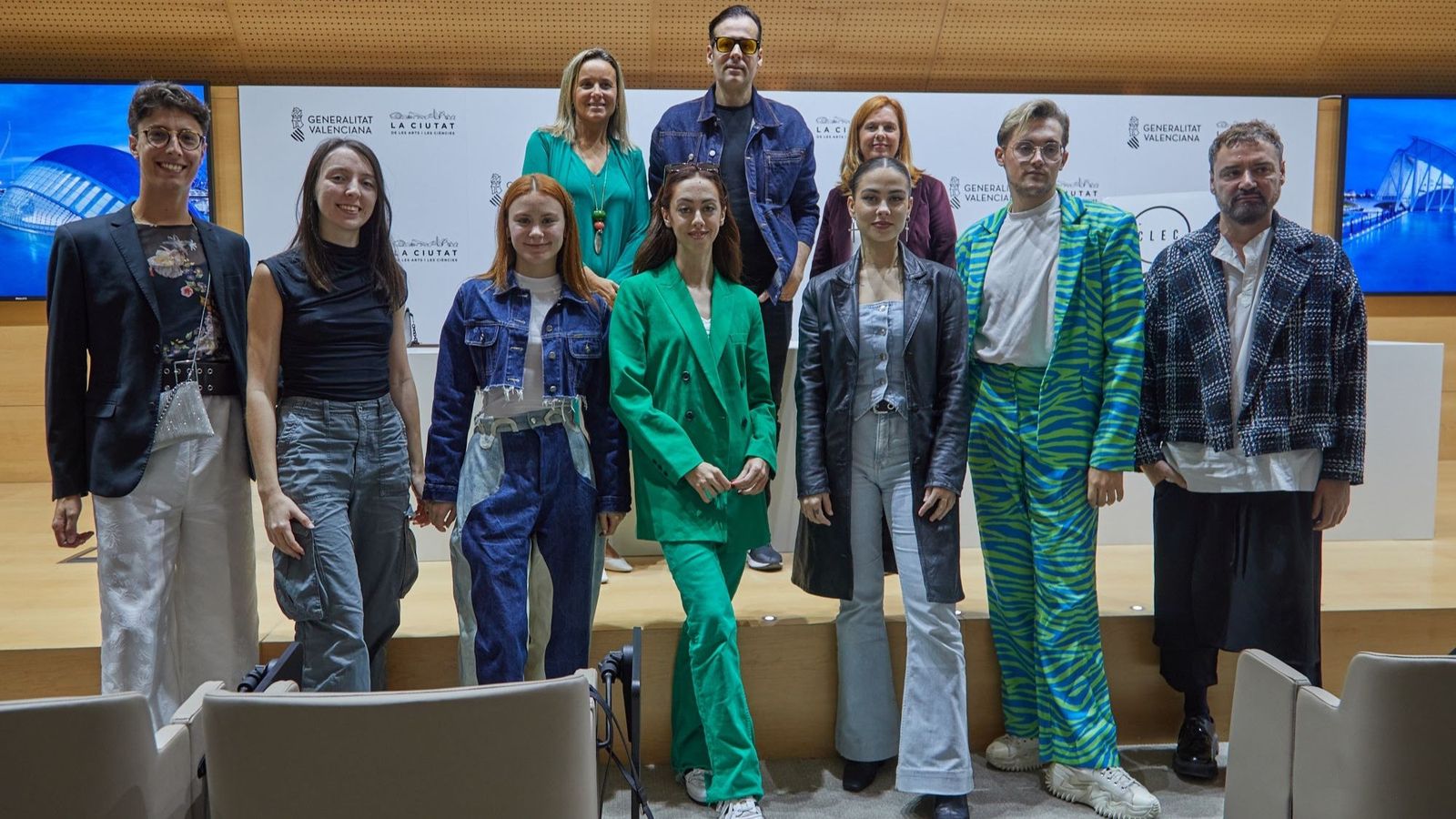 Miquel Suay, Paula Llobet i Reme Mazzolari amb els artistes emergents que participaran en el CLEC Fashion Festival