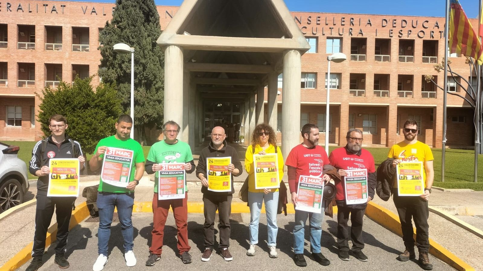La comunitat educativa concentrada a les portes de la Conselleria