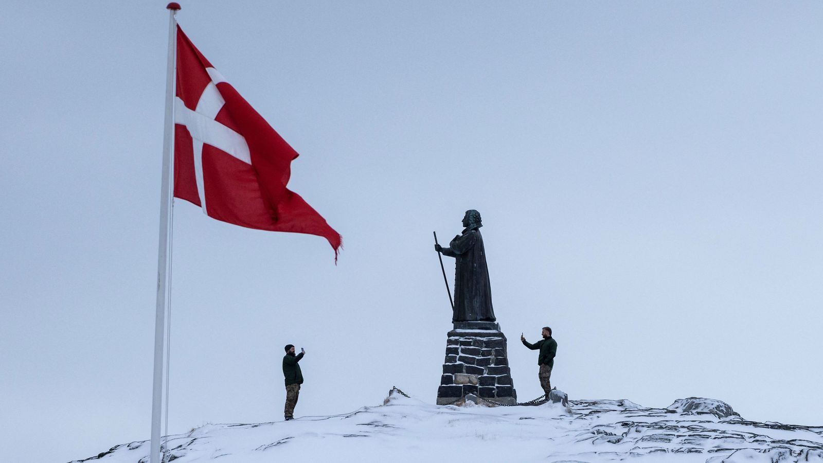 dats danesos fan fotos al costat de l’estàtua de Hans Egede, al port vell de Nuuk, Groenlàndia, el 18 de gener de 2026.