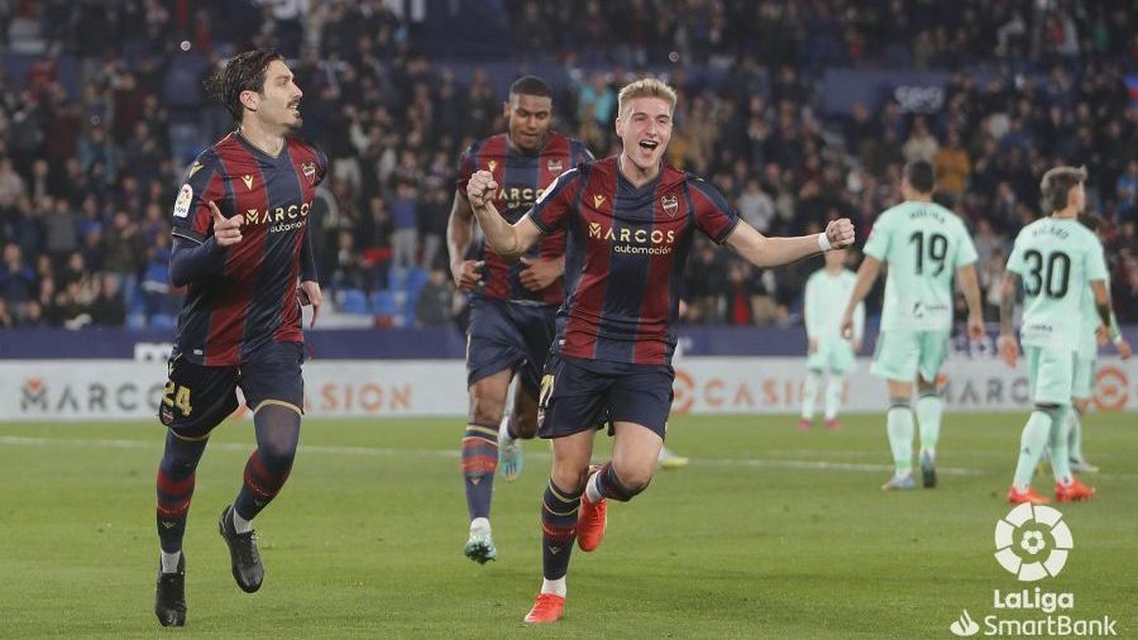 Els juagdors granotes celebren un dels gols