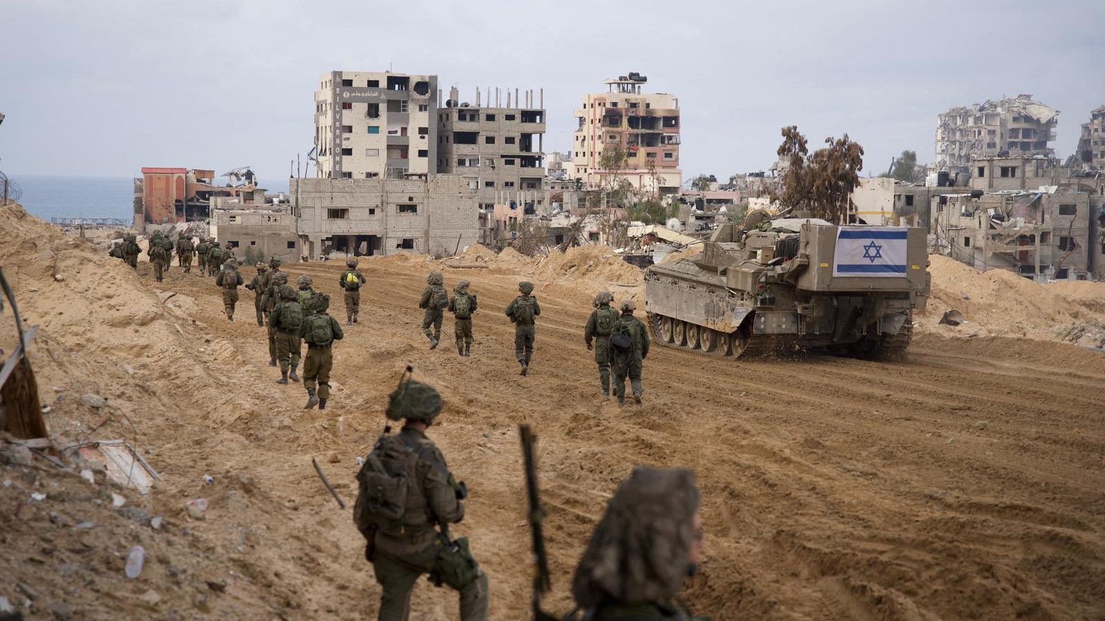 Militars israelians patrullen per una zona no identificada de la Franja de Gaza