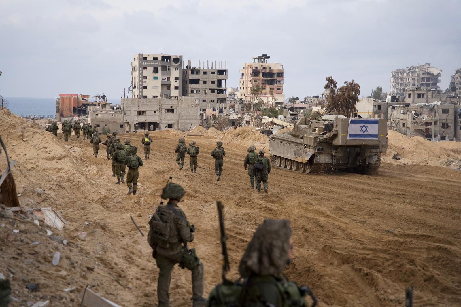 Militars israelians patrullen per una zona no identificada de la Franja de Gaza
