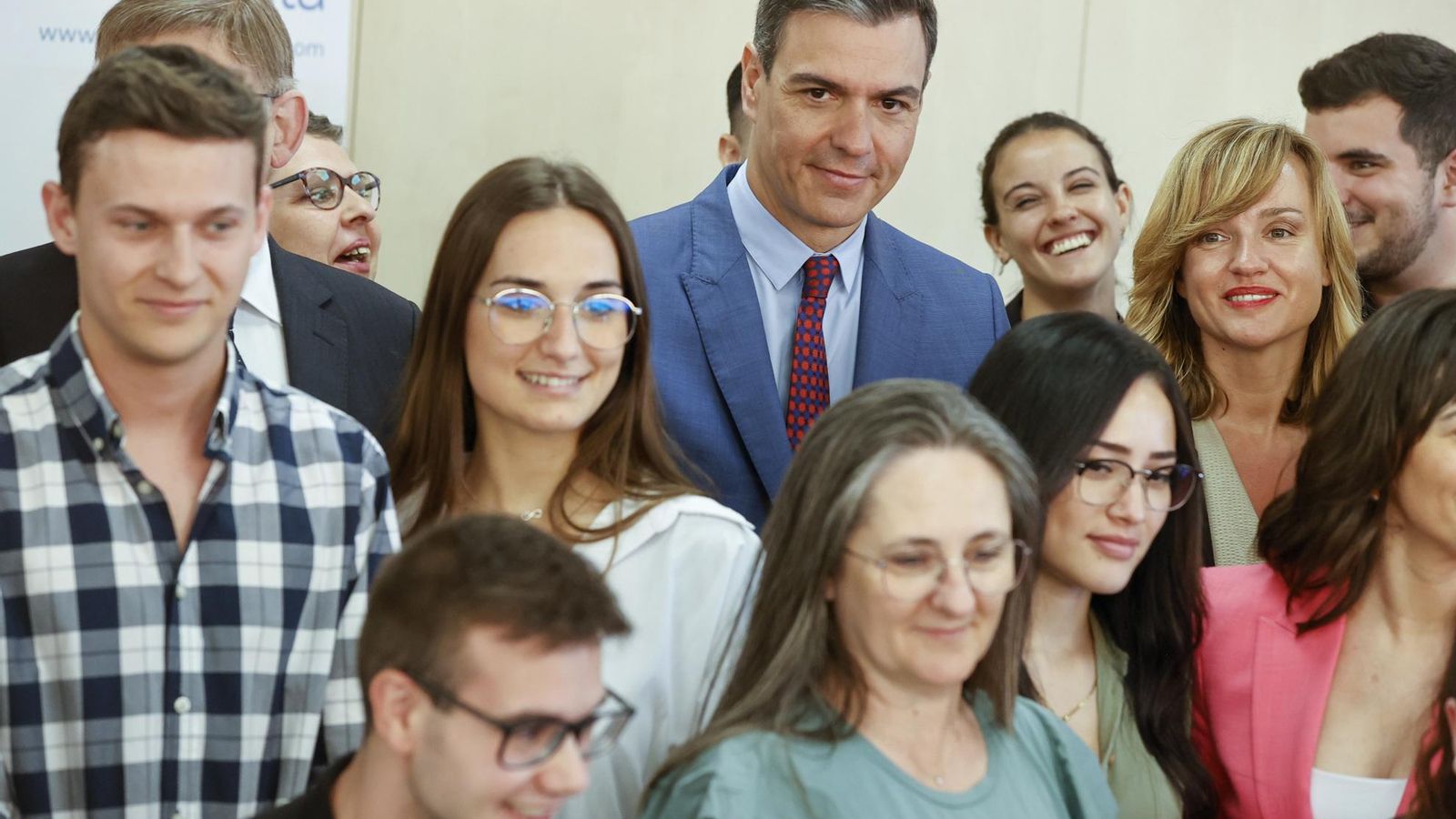 El president del govern espanyol Pedro Sánchez i la ministra d'Educació posen amb l'alumnat de l'institut d'FP durant la visita