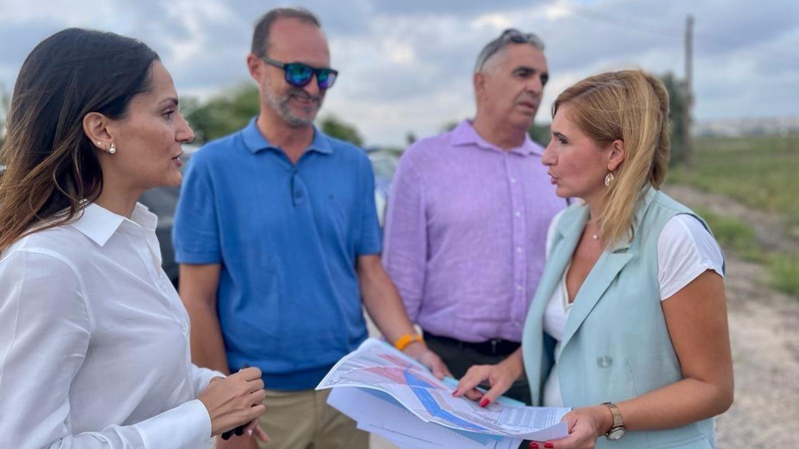 La consellera Pradas (dreta), durant la visita aquest dimarts a Sant Fulgenci