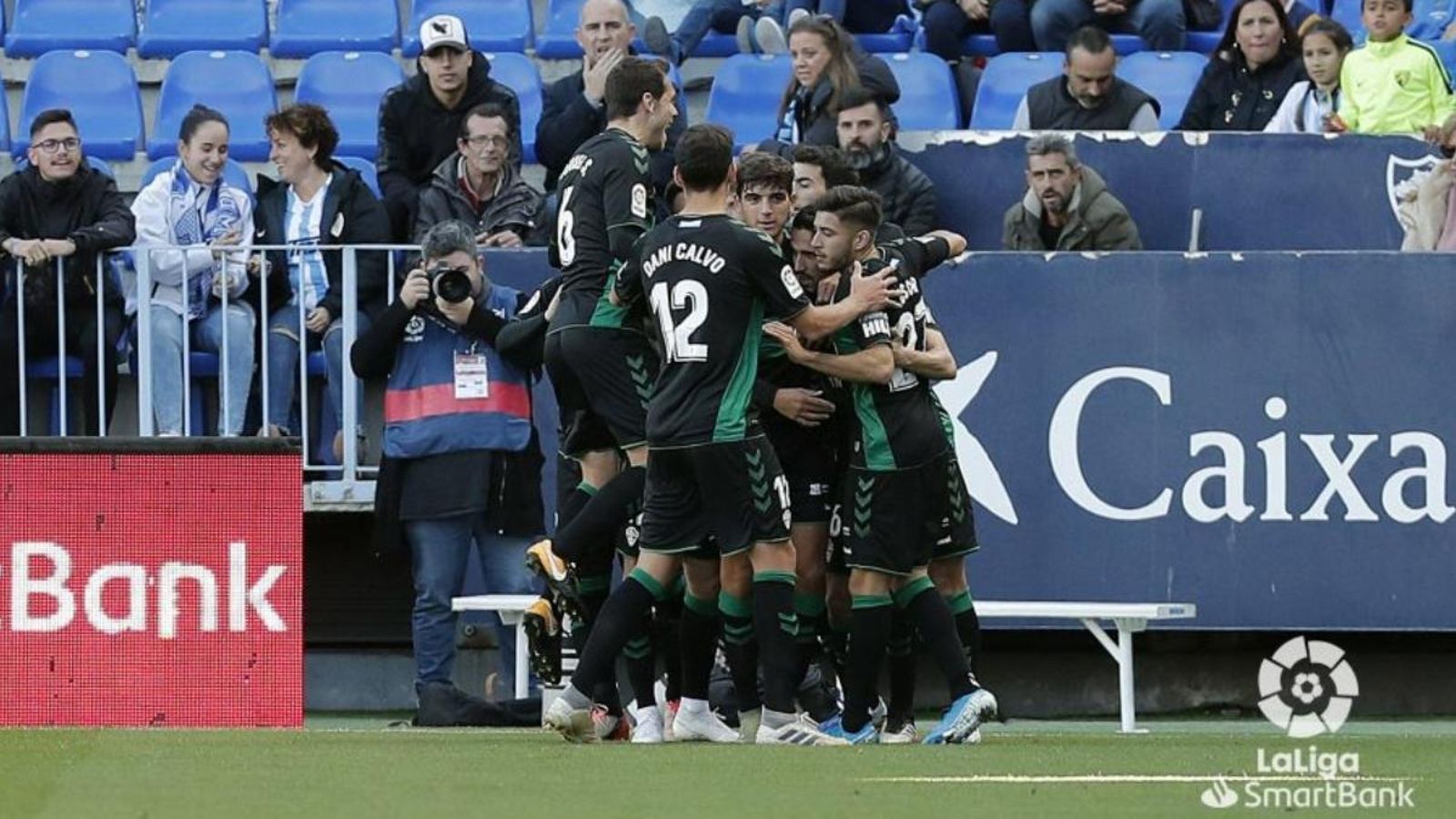 Els jugadors de l'Elx celebre un gol amb Fidel