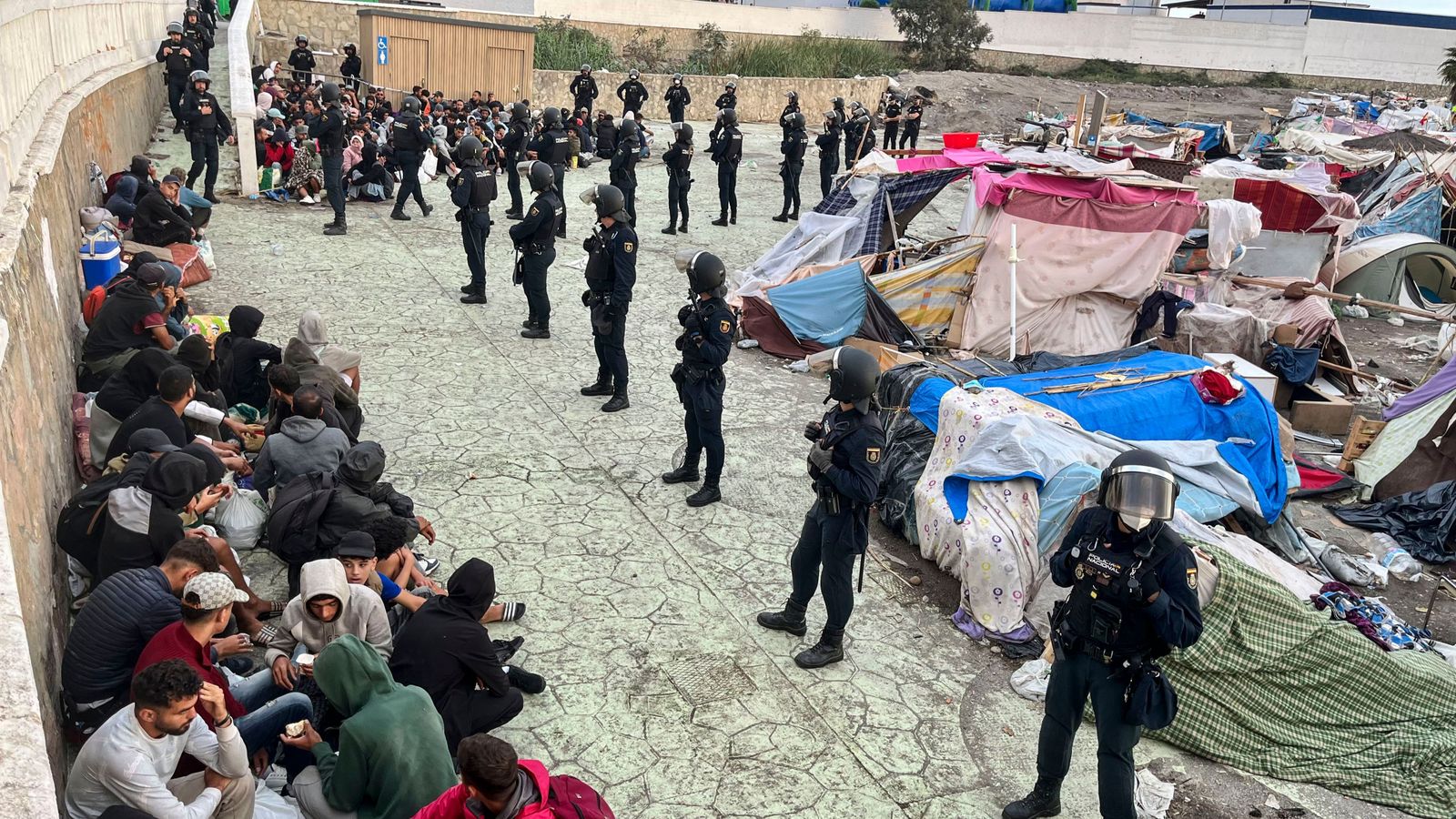 Desallotjament de la platja Benítez, a Ceuta