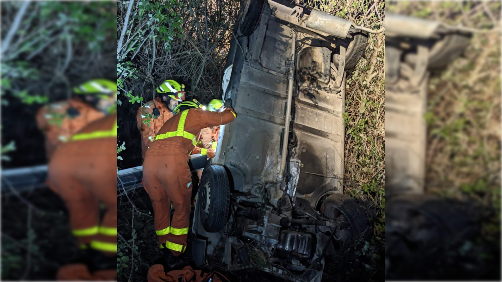 El dispositiu de bombers treballa en el lloc de l'accident