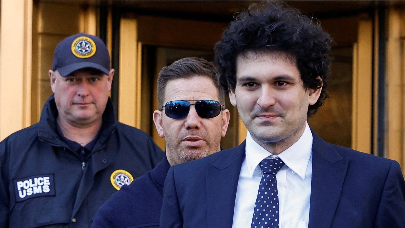 Imatge de Sam Bankman-Fried, cofundador d'FTX, a l'eixida dels jutjats a Nova York