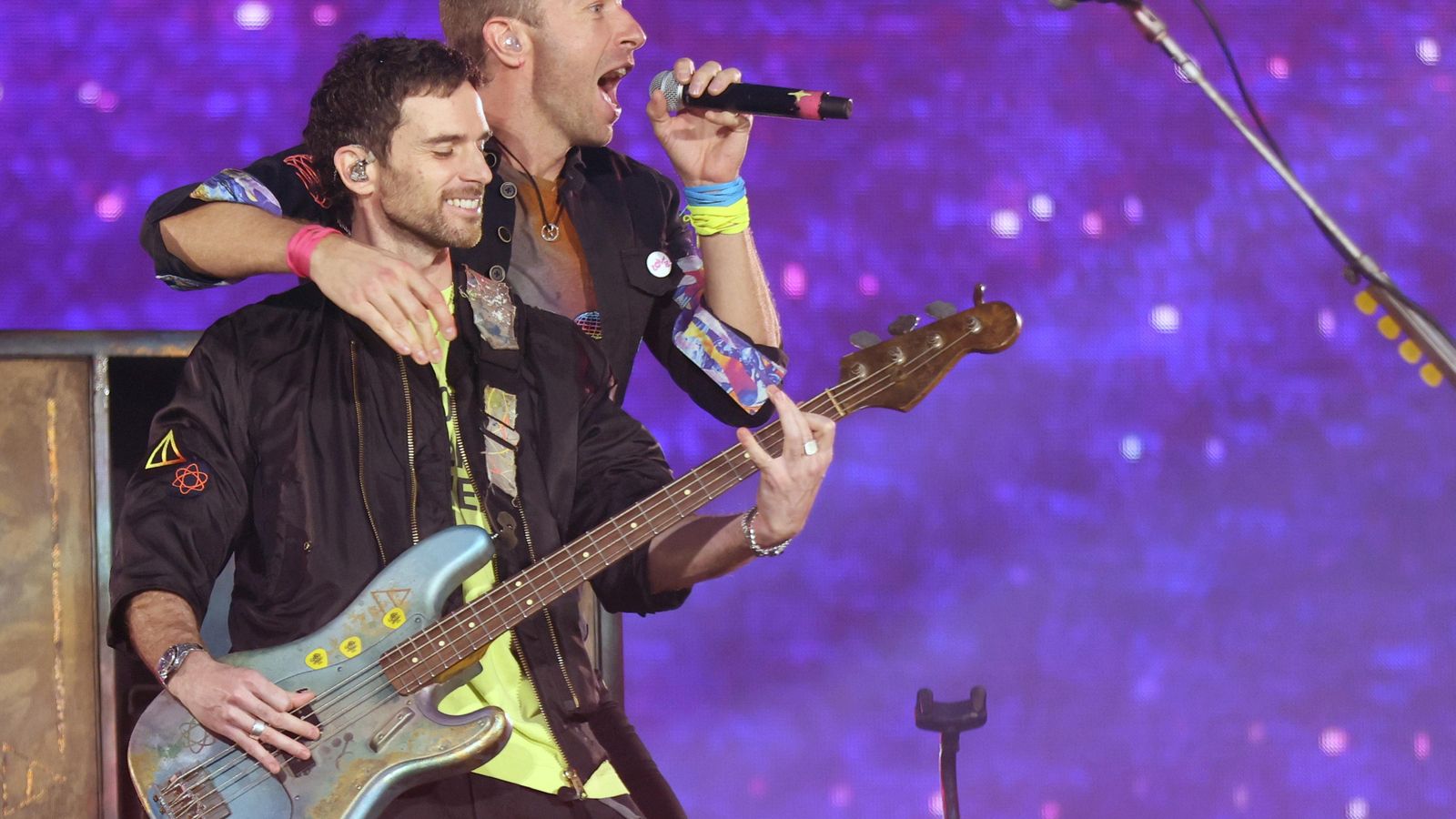 Chris Martin, cantant de Coldplay, abraça Guy Berryman, el baixista de la banda Chris Martin, cantant de Coldplay, abraça Guy Berryman, el baixista de la banda