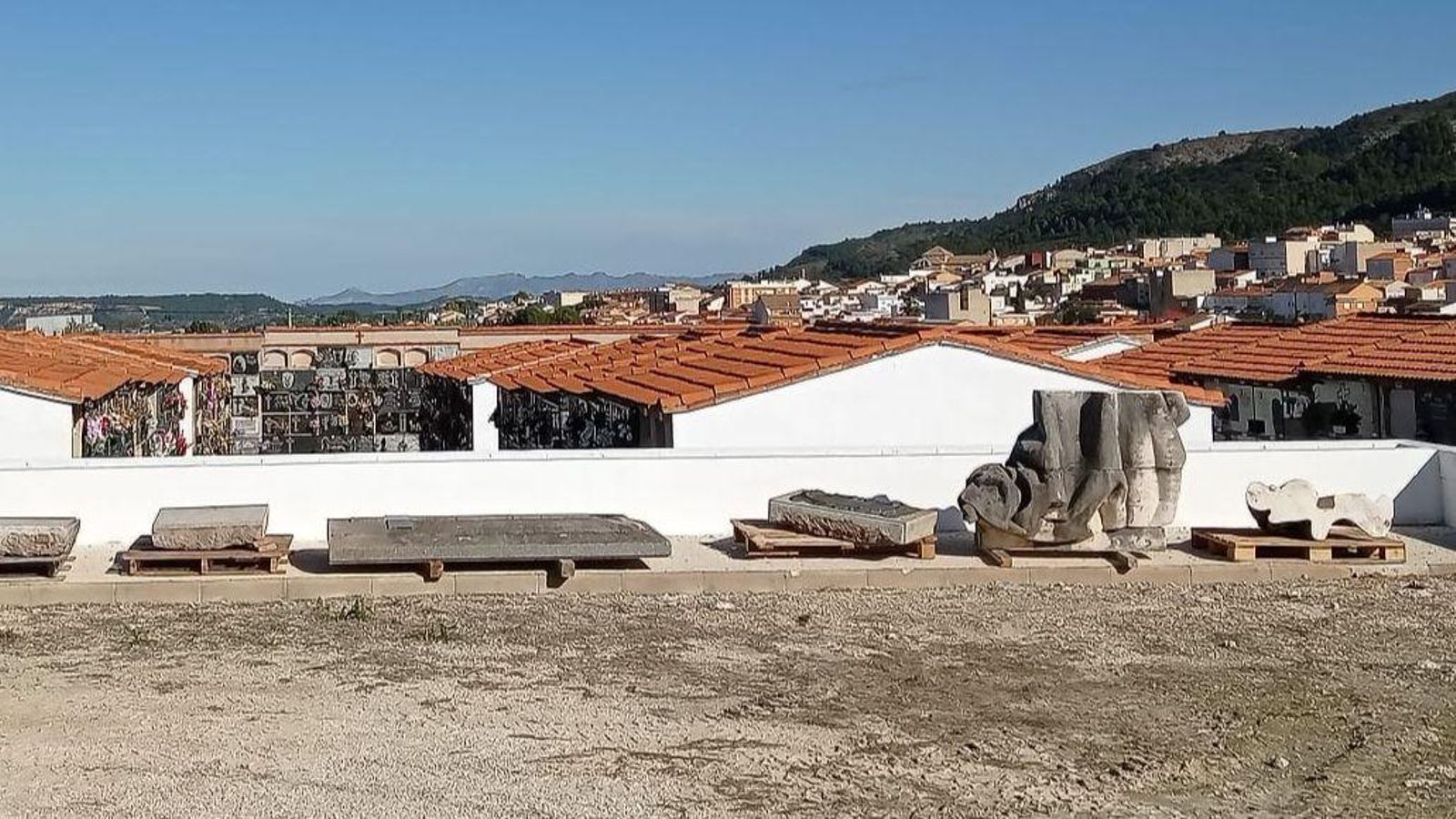 Les restes del mausoleu ja retirades del cementeri d'Énguera Les restes del mausoleu ja retirades del cementeri d'Énguera
