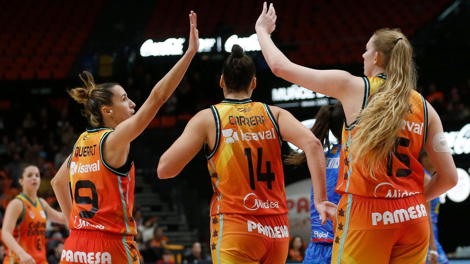 Queralt Casas, Raquel Carrera i Lauren Cox celebren una acció