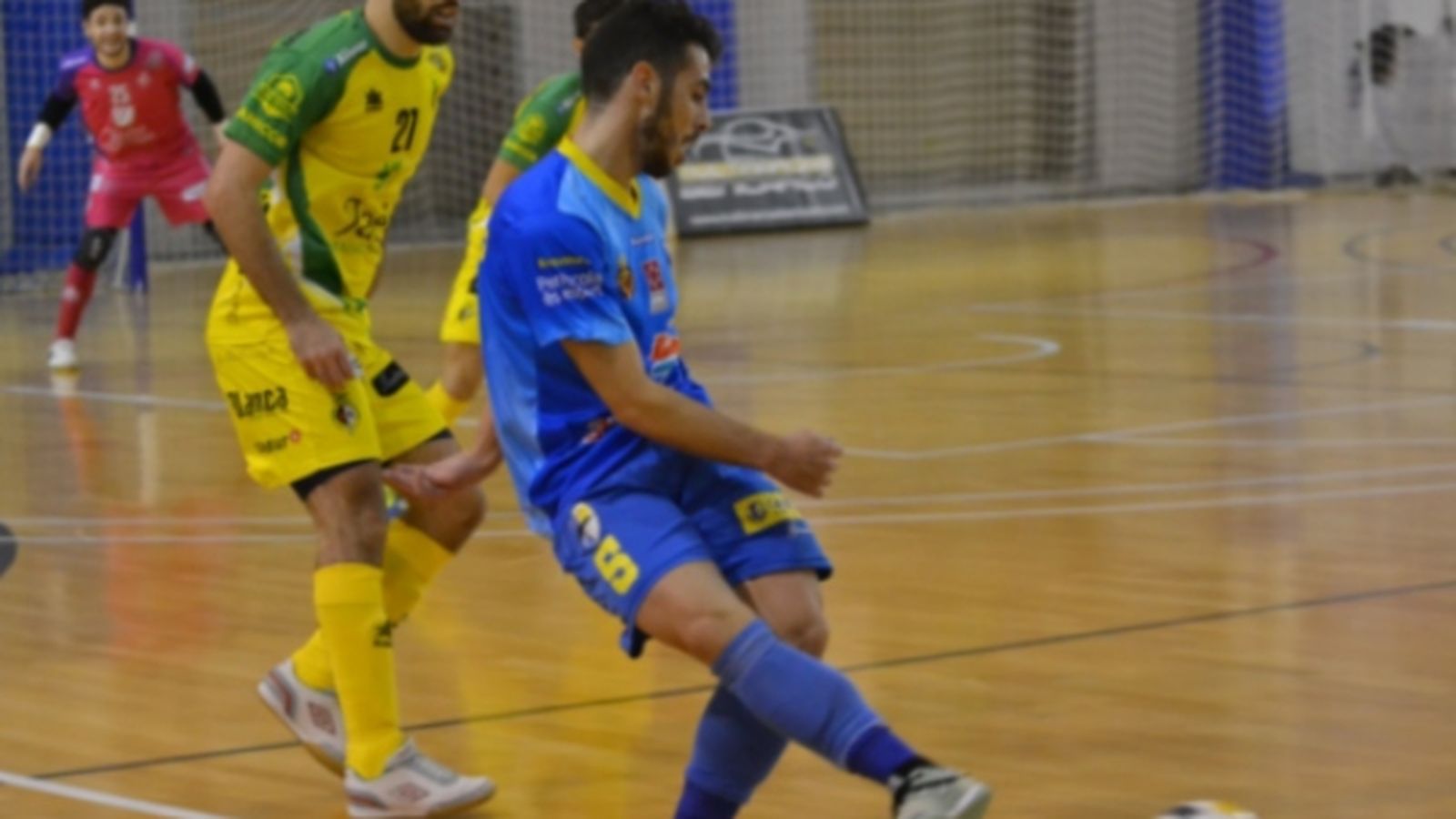 Disputa de baló en l'encontre del Peníscola RehabMedic contra el Jaén Paraíso