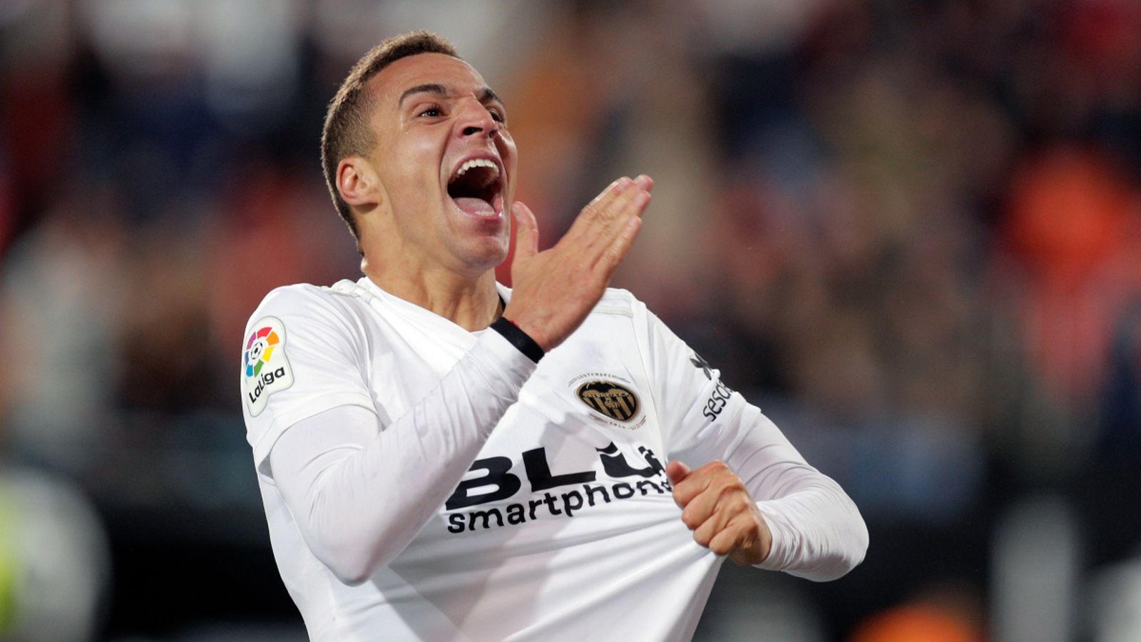 Rodrigo celebra un dels seus tres gols. Efe